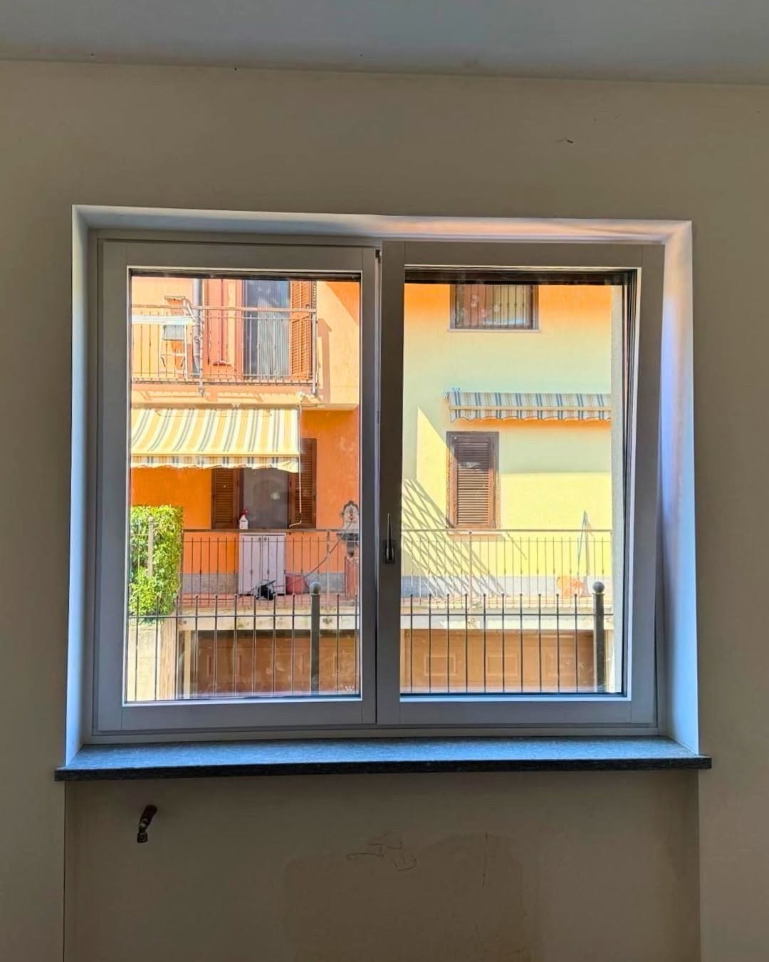Esempio di finestra chiara in ambiente interno