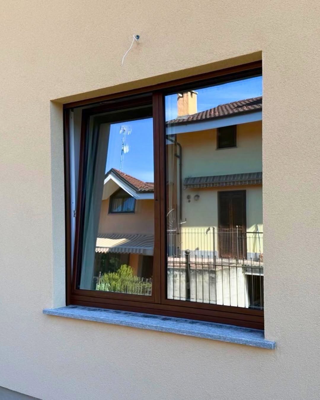 Esempio di finestra in finitura legno